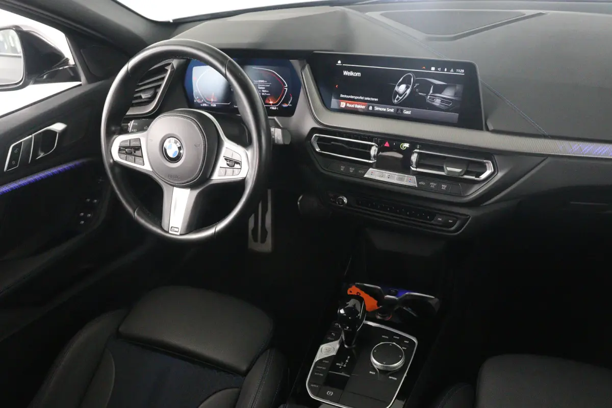 118i Business Edition M Sport | 1e Eigenaar! | Dealer Onderhouden! | Sportstoelen | LED | Clima | Navi | Half Leder | Keyless | Lichtmetalen Velgen | Parkeersensoren V+A