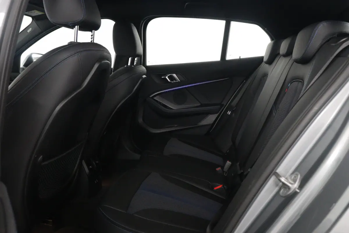 118i Business Edition M Sport | 1e Eigenaar! | Dealer Onderhouden! | Sportstoelen | LED | Clima | Navi | Half Leder | Keyless | Lichtmetalen Velgen | Parkeersensoren V+A
