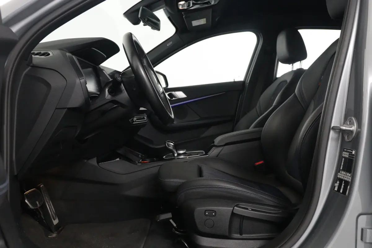118i Business Edition M Sport | 1e Eigenaar! | Dealer Onderhouden! | Sportstoelen | LED | Clima | Navi | Half Leder | Keyless | Lichtmetalen Velgen | Parkeersensoren V+A