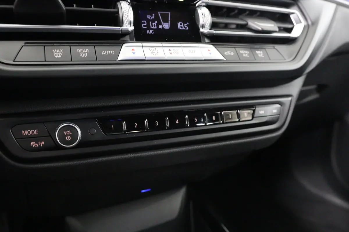 118i Business Edition M Sport | 1e Eigenaar! | Dealer Onderhouden! | Sportstoelen | LED | Clima | Navi | Half Leder | Keyless | Lichtmetalen Velgen | Parkeersensoren V+A