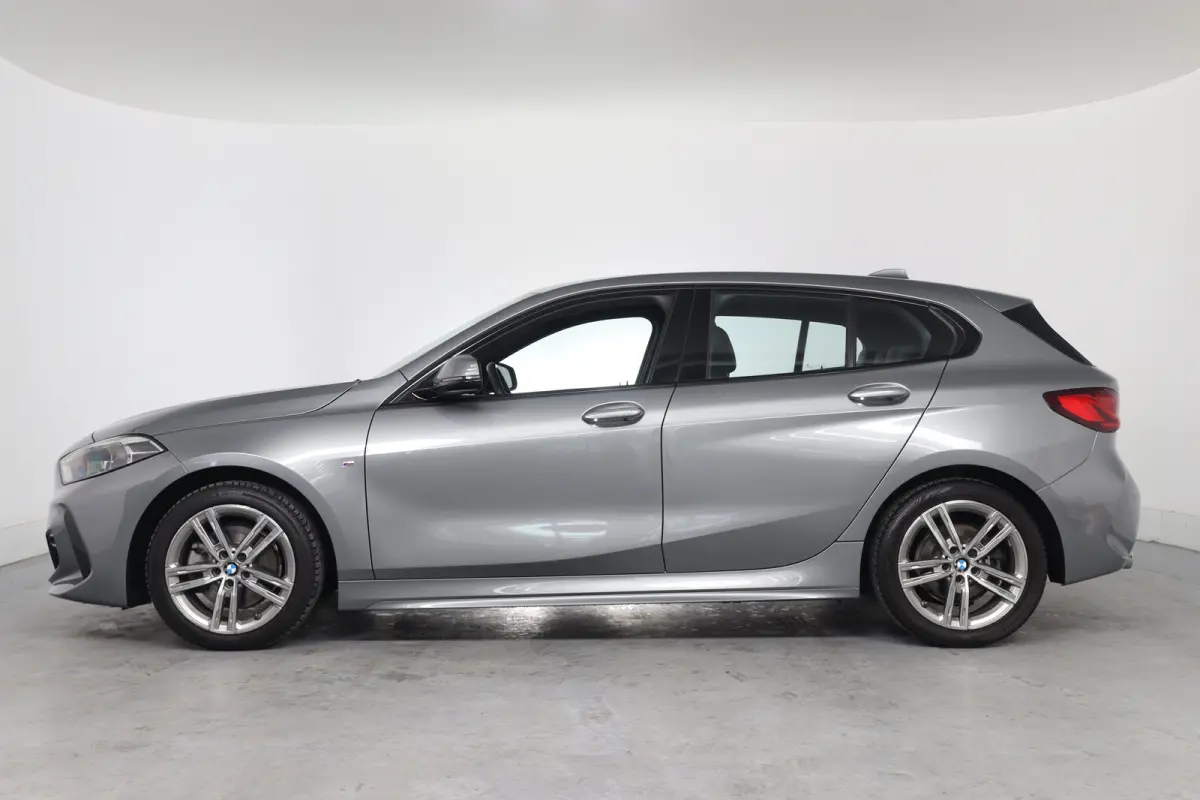 118i Business Edition M Sport | 1e Eigenaar! | Dealer Onderhouden! | Sportstoelen | LED | Clima | Navi | Half Leder | Keyless | Lichtmetalen Velgen | Parkeersensoren V+A