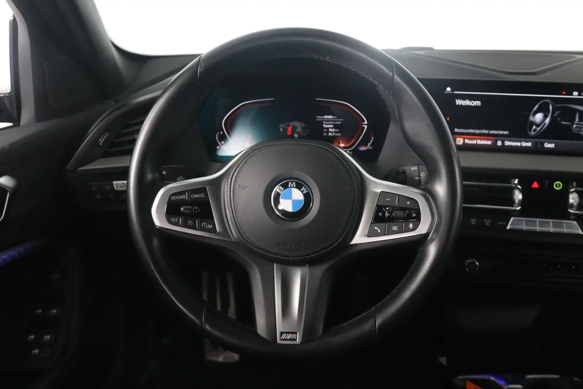 118i Business Edition M Sport | 1e Eigenaar! | Dealer Onderhouden! | Sportstoelen | LED | Clima | Navi | Half Leder | Keyless | Lichtmetalen Velgen | Parkeersensoren V+A