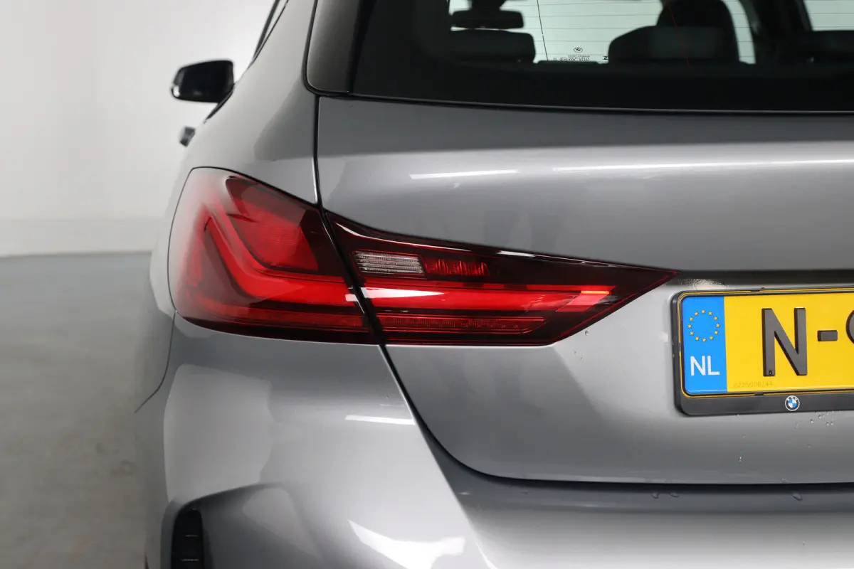 118i Business Edition M Sport | 1e Eigenaar! | Dealer Onderhouden! | Sportstoelen | LED | Clima | Navi | Half Leder | Keyless | Lichtmetalen Velgen | Parkeersensoren V+A