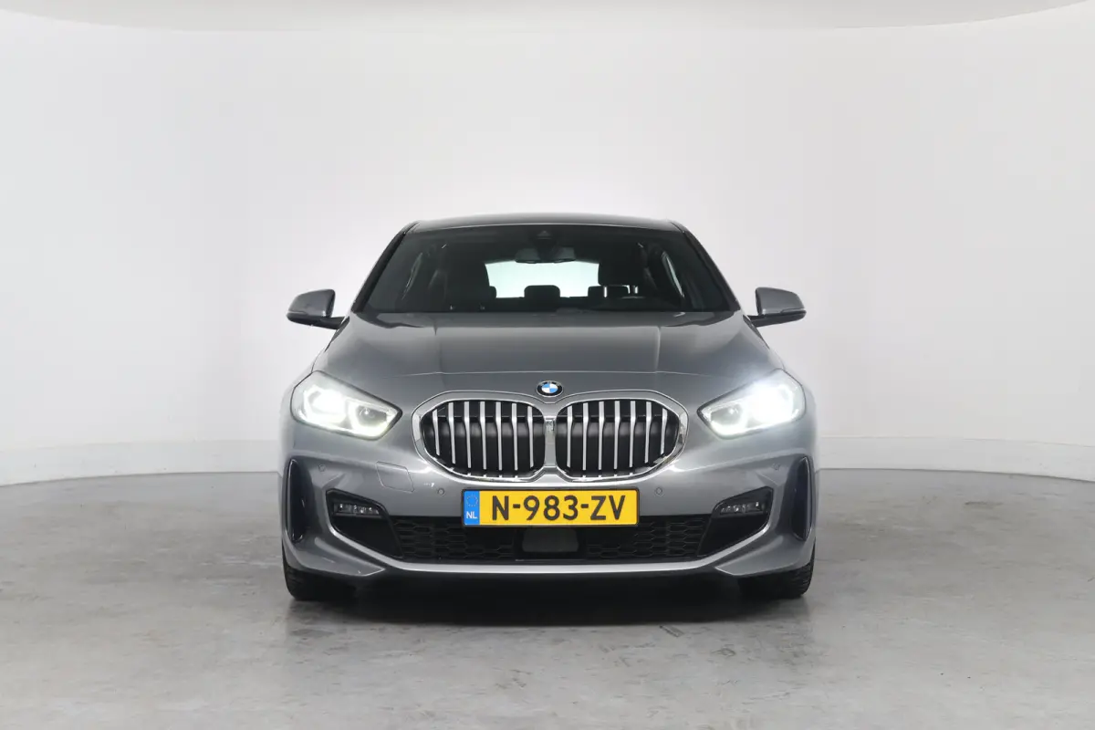 118i Business Edition M Sport | 1e Eigenaar! | Dealer Onderhouden! | Sportstoelen | LED | Clima | Navi | Half Leder | Keyless | Lichtmetalen Velgen | Parkeersensoren V+A