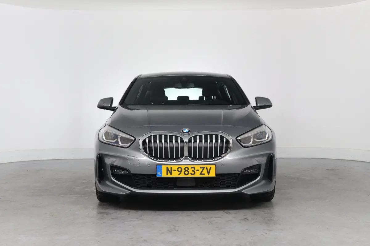 118i Business Edition M Sport | 1e Eigenaar! | Dealer Onderhouden! | Sportstoelen | LED | Clima | Navi | Half Leder | Keyless | Lichtmetalen Velgen | Parkeersensoren V+A