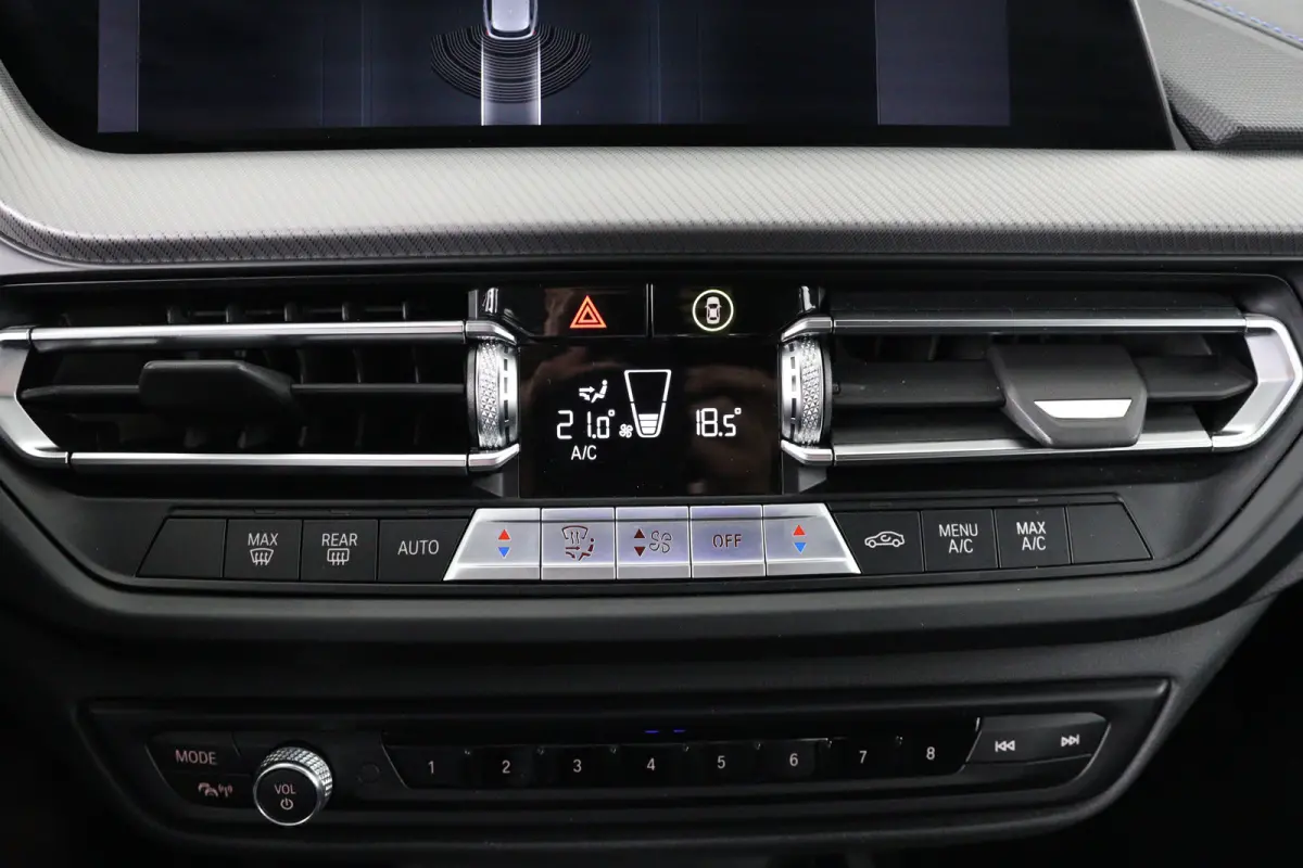 118i Business Edition M Sport | 1e Eigenaar! | Dealer Onderhouden! | Sportstoelen | LED | Clima | Navi | Half Leder | Keyless | Lichtmetalen Velgen | Parkeersensoren V+A
