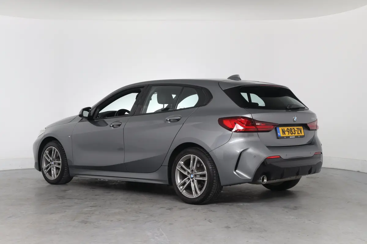118i Business Edition M Sport | 1e Eigenaar! | Dealer Onderhouden! | Sportstoelen | LED | Clima | Navi | Half Leder | Keyless | Lichtmetalen Velgen | Parkeersensoren V+A