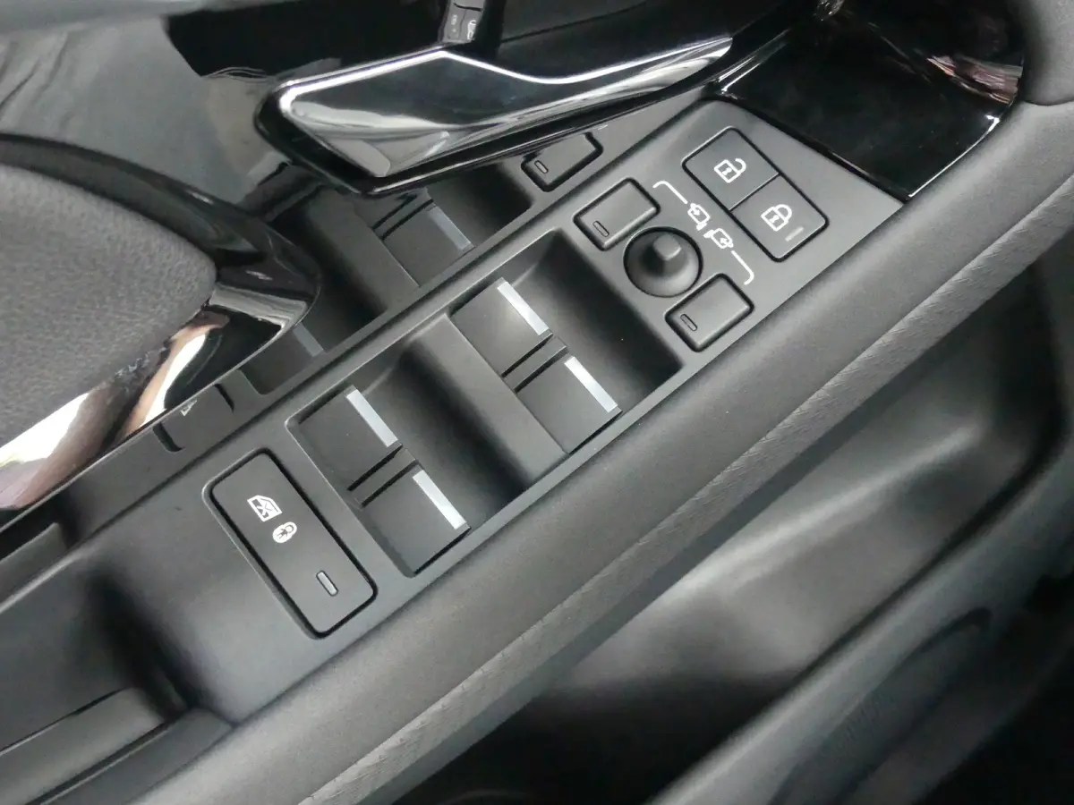 1.5 P300e AWD R-Dynamic S | TREKHAAK | CAMERA | PARKEERSENSOREN V+A | ELEKTRISCHE ACHTERKLEP | NAVI | APPLE CARPLAY / ANDROID AUTO | LMV 18" |
