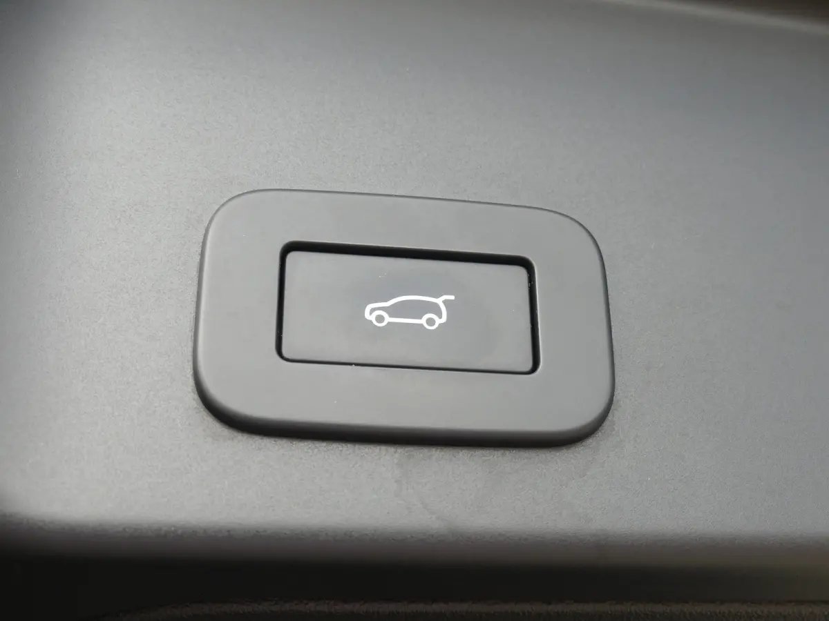 1.5 P300e AWD R-Dynamic S | TREKHAAK | CAMERA | PARKEERSENSOREN V+A | ELEKTRISCHE ACHTERKLEP | NAVI | APPLE CARPLAY / ANDROID AUTO | LMV 18" |