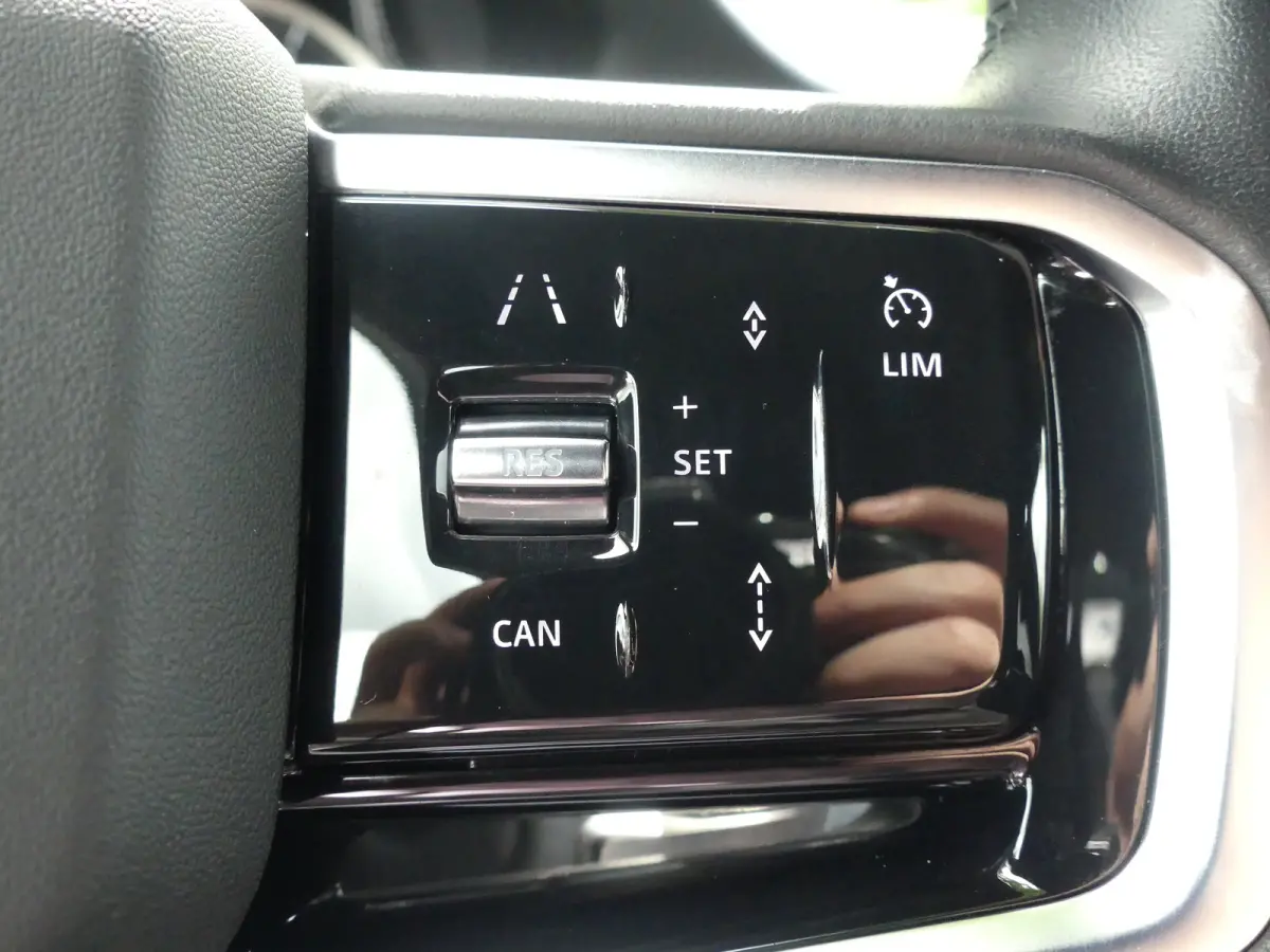 1.5 P300e AWD R-Dynamic S | TREKHAAK | CAMERA | PARKEERSENSOREN V+A | ELEKTRISCHE ACHTERKLEP | NAVI | APPLE CARPLAY / ANDROID AUTO | LMV 18" |
