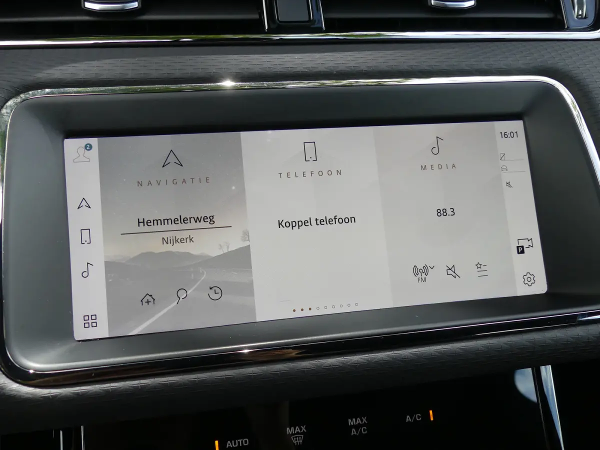 1.5 P300e AWD R-Dynamic S | TREKHAAK | CAMERA | PARKEERSENSOREN V+A | ELEKTRISCHE ACHTERKLEP | NAVI | APPLE CARPLAY / ANDROID AUTO | LMV 18" |