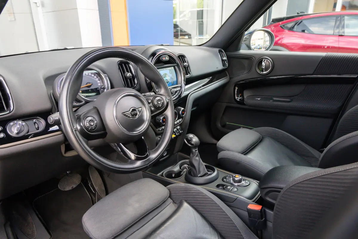 1.5 Cooper ALL4 Chili | PHEV | Pano/schuifdak | Stoelverwarming | Navigatie | Clima | Cruise control | All-season banden | Cruise control | Elektrisch glazen panorama-dak | Extra getint glas