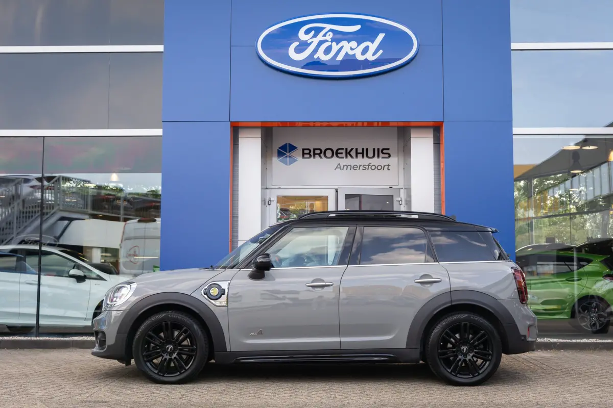 1.5 Cooper ALL4 Chili | PHEV | Pano/schuifdak | Stoelverwarming | Navigatie | Clima | Cruise control | All-season banden | Cruise control | Elektrisch glazen panorama-dak | Extra getint glas