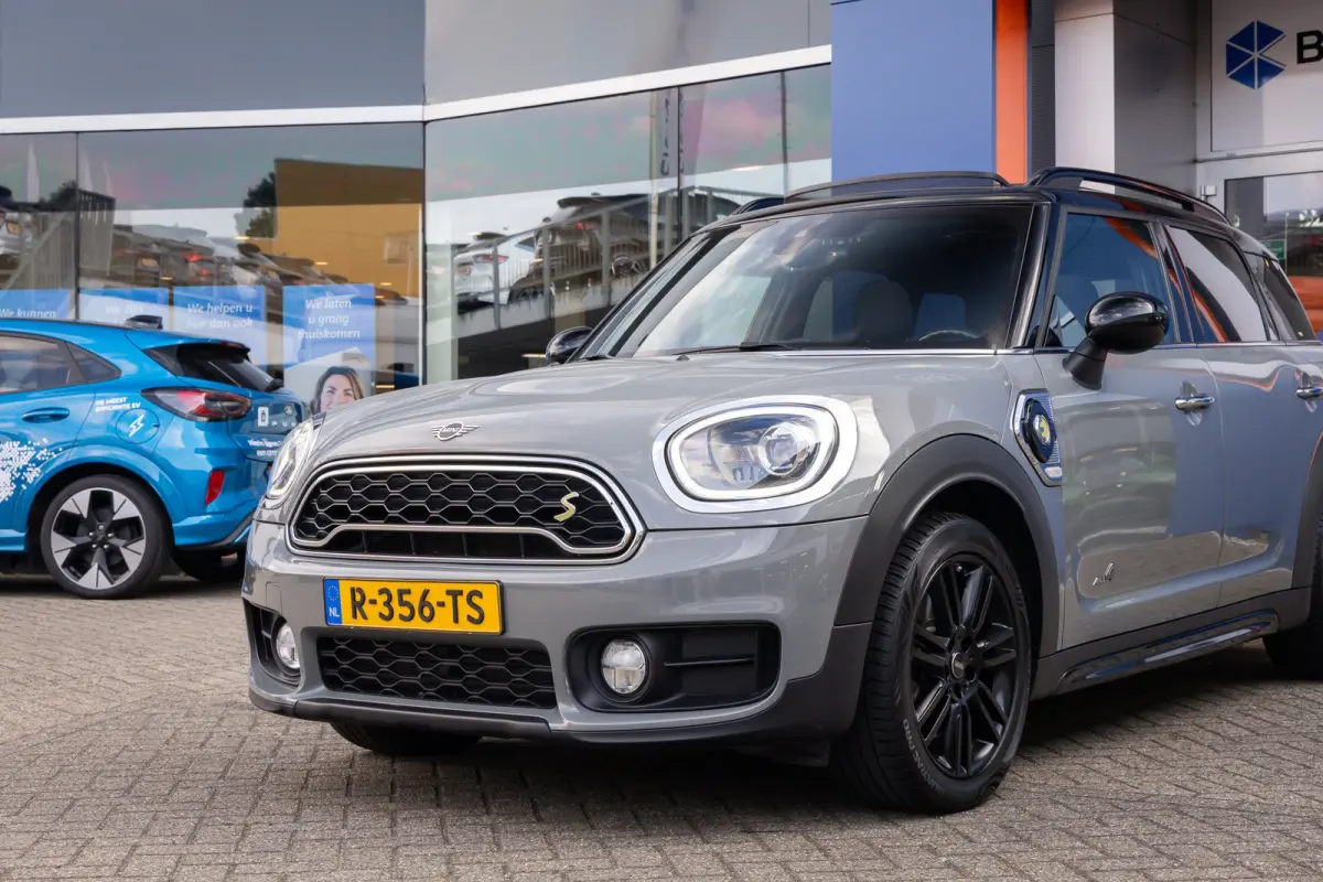 1.5 Cooper ALL4 Chili | PHEV | Pano/schuifdak | Stoelverwarming | Navigatie | Clima | Cruise control | All-season banden | Cruise control | Elektrisch glazen panorama-dak | Extra getint glas