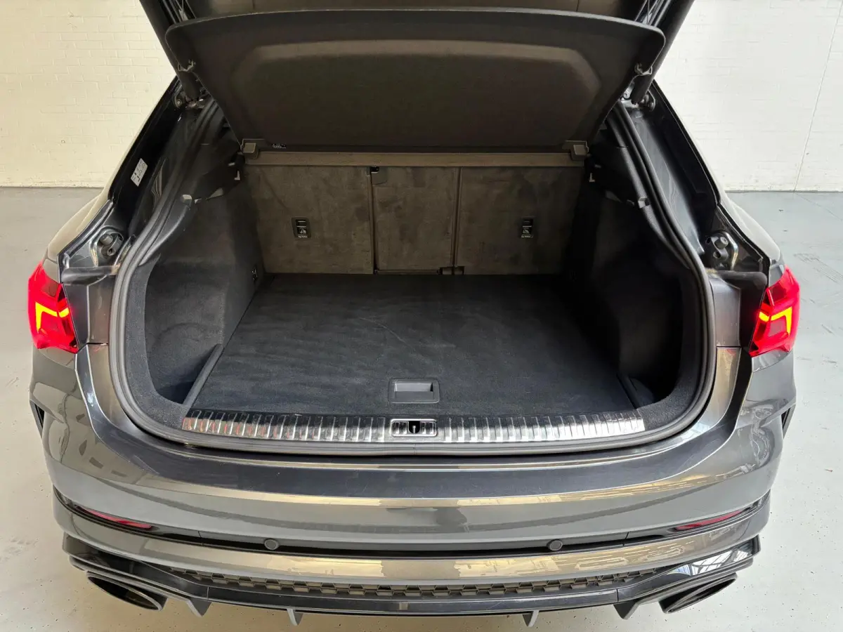 RSQ3 Automaat 2.5 TFSI 400PK Quattro Daytona Grey, Black Pakket, Alcantara/Half Leder, Schuifdak, 21inch, Trekhaak