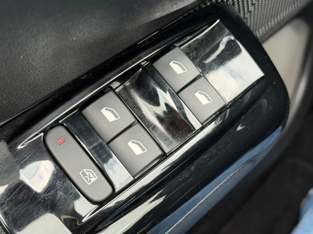 1.2 PureTech Shine|2e Eigenaar|Navi|Camera|Carplay|Climate|Cruise|PDC|DealerOnderhouden|Apk tot 26-01-2027|