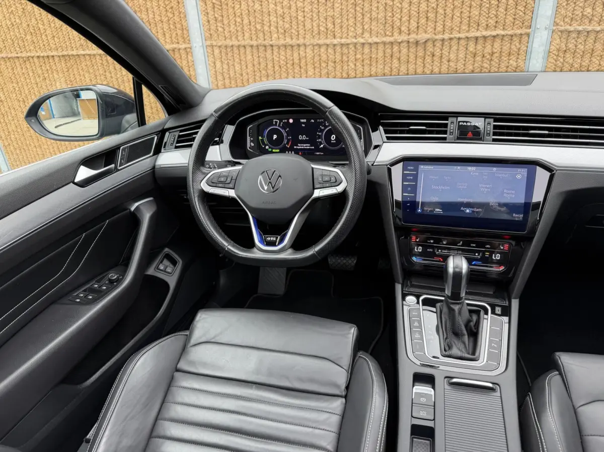 1.4 TSI PHEV GTE Business Automaat | Leren bekleding | Panoramadak | Elektrisch verstelbare voorstoelen | Trekhaak uitklapbaar | Stoelverwarming | Adaptieve cruise control | Achteruitrijcame