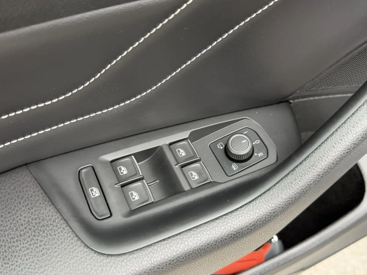 1.4 TSI PHEV GTE Business Automaat | Leren bekleding | Panoramadak | Elektrisch verstelbare voorstoelen | Trekhaak uitklapbaar | Stoelverwarming | Adaptieve cruise control | Achteruitrijcame