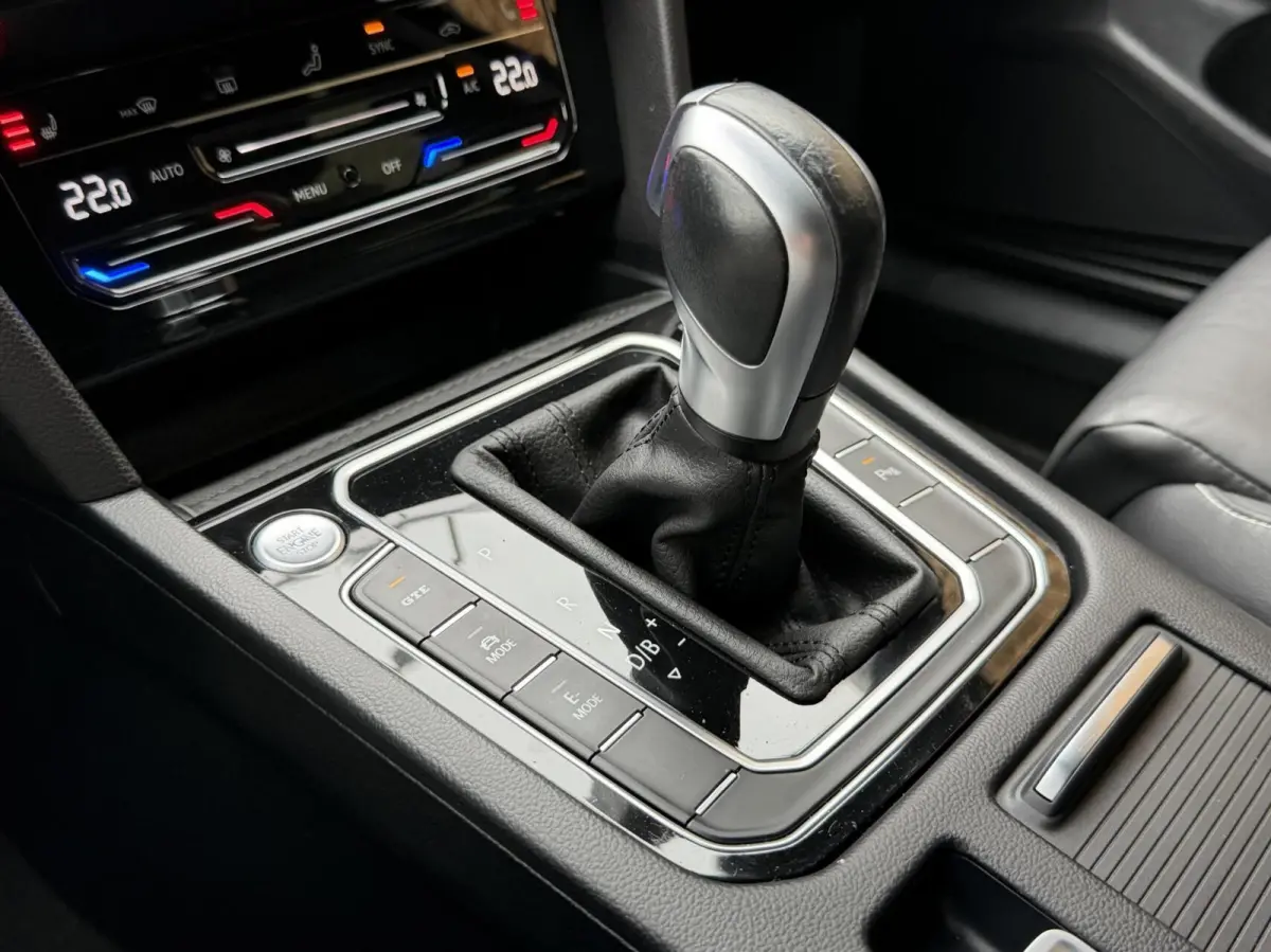 1.4 TSI PHEV GTE Business Automaat | Leren bekleding | Panoramadak | Elektrisch verstelbare voorstoelen | Trekhaak uitklapbaar | Stoelverwarming | Adaptieve cruise control | Achteruitrijcame