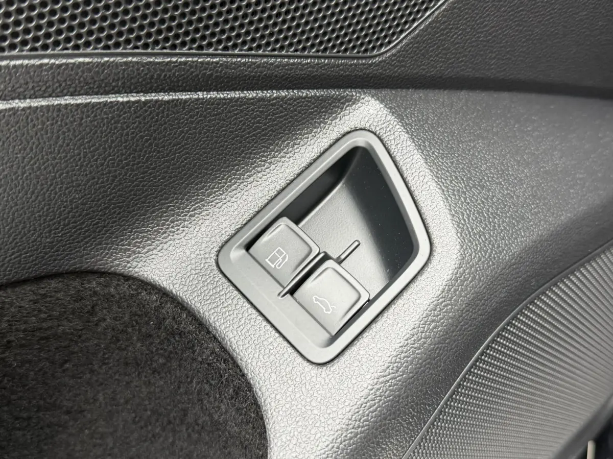 1.4 TSI PHEV GTE Business Automaat | Leren bekleding | Panoramadak | Elektrisch verstelbare voorstoelen | Trekhaak uitklapbaar | Stoelverwarming | Adaptieve cruise control | Achteruitrijcame