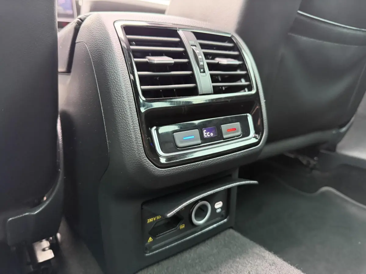 1.4 TSI PHEV GTE Business Automaat | Leren bekleding | Panoramadak | Elektrisch verstelbare voorstoelen | Trekhaak uitklapbaar | Stoelverwarming | Adaptieve cruise control | Achteruitrijcame