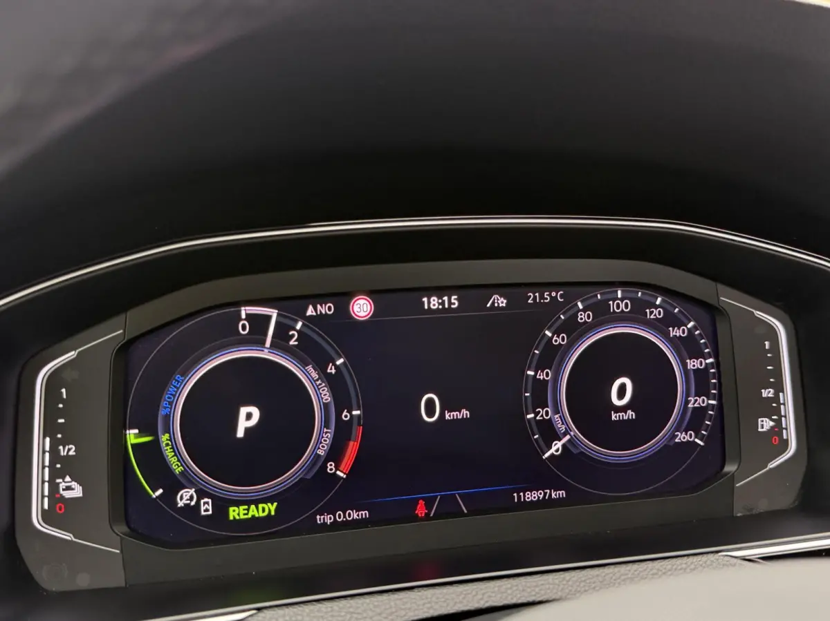 1.4 TSI PHEV GTE Business Automaat | Leren bekleding | Panoramadak | Elektrisch verstelbare voorstoelen | Trekhaak uitklapbaar | Stoelverwarming | Adaptieve cruise control | Achteruitrijcame