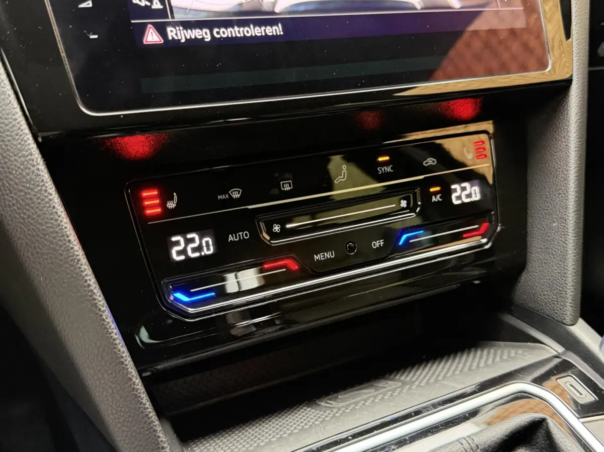1.4 TSI PHEV GTE Business Automaat | Leren bekleding | Panoramadak | Elektrisch verstelbare voorstoelen | Trekhaak uitklapbaar | Stoelverwarming | Adaptieve cruise control | Achteruitrijcame