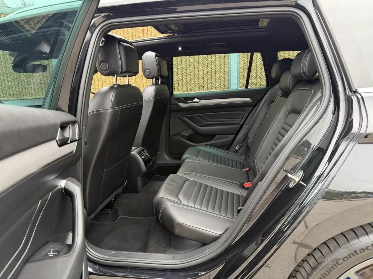 1.4 TSI PHEV GTE Business Automaat | Leren bekleding | Panoramadak | Elektrisch verstelbare voorstoelen | Trekhaak uitklapbaar | Stoelverwarming | Adaptieve cruise control | Achteruitrijcame