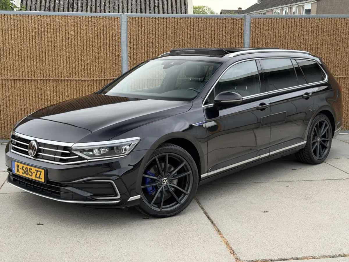 1.4 TSI PHEV GTE Business Automaat | Leren bekleding | Panoramadak | Elektrisch verstelbare voorstoelen | Trekhaak uitklapbaar | Stoelverwarming | Adaptieve cruise control | Achteruitrijcame