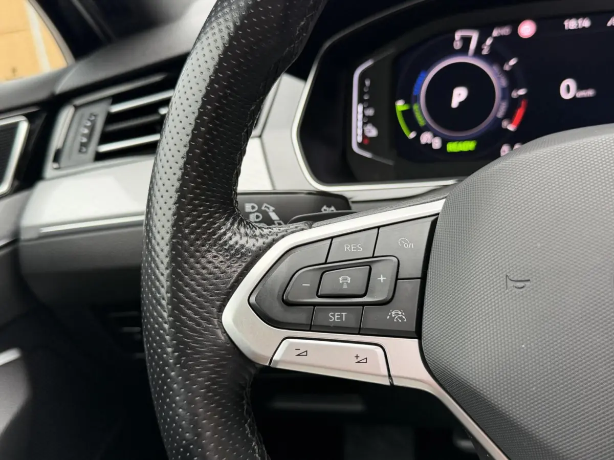 1.4 TSI PHEV GTE Business Automaat | Leren bekleding | Panoramadak | Elektrisch verstelbare voorstoelen | Trekhaak uitklapbaar | Stoelverwarming | Adaptieve cruise control | Achteruitrijcame