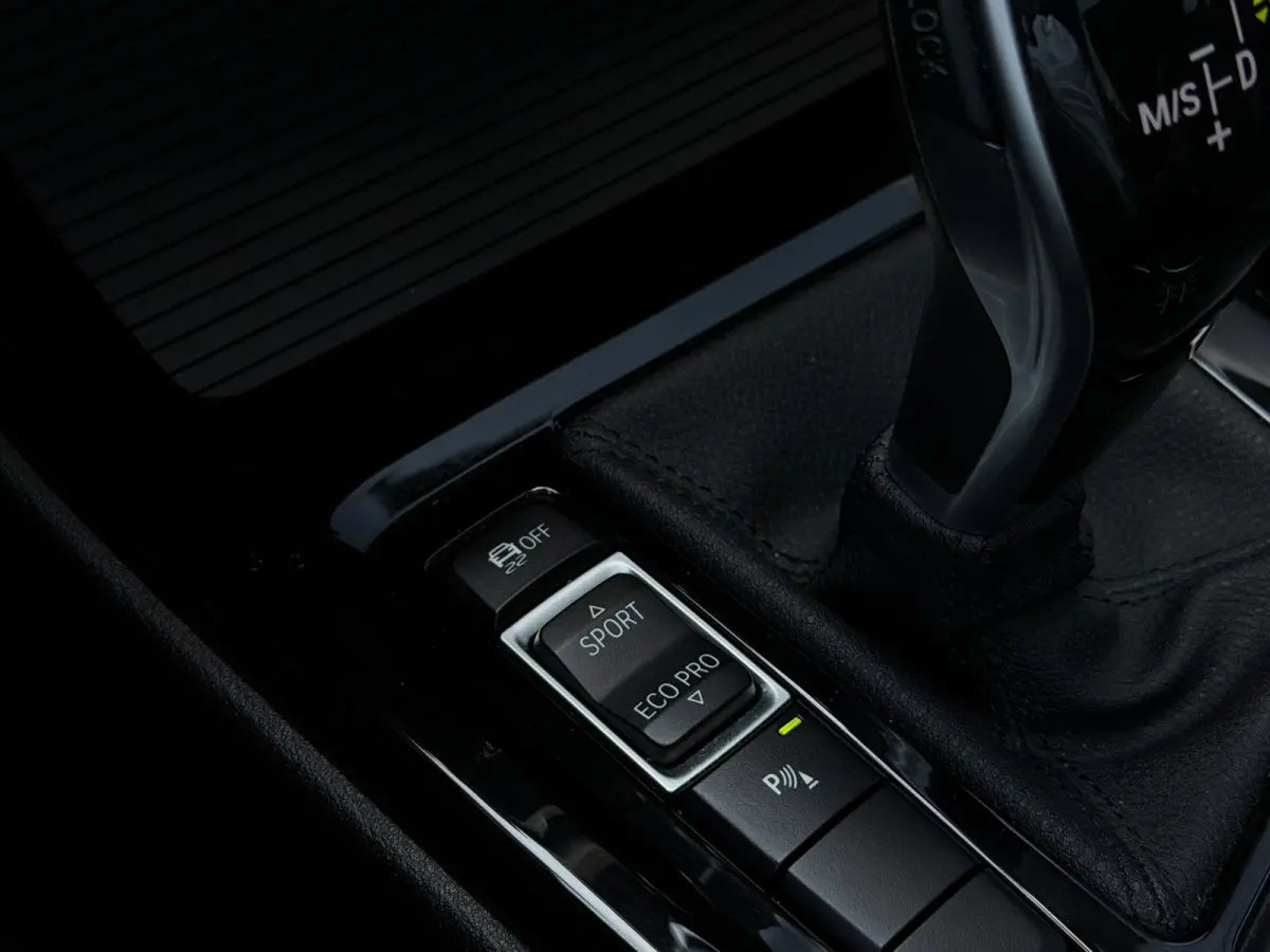SDrive18i M-Sport Shadowline Pano Headup NL Auto!
