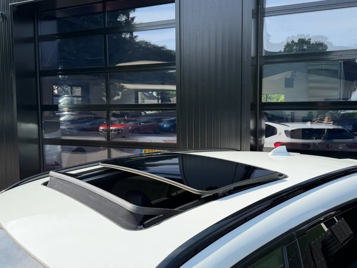 SDrive18i M-Sport Shadowline Pano Headup NL Auto!