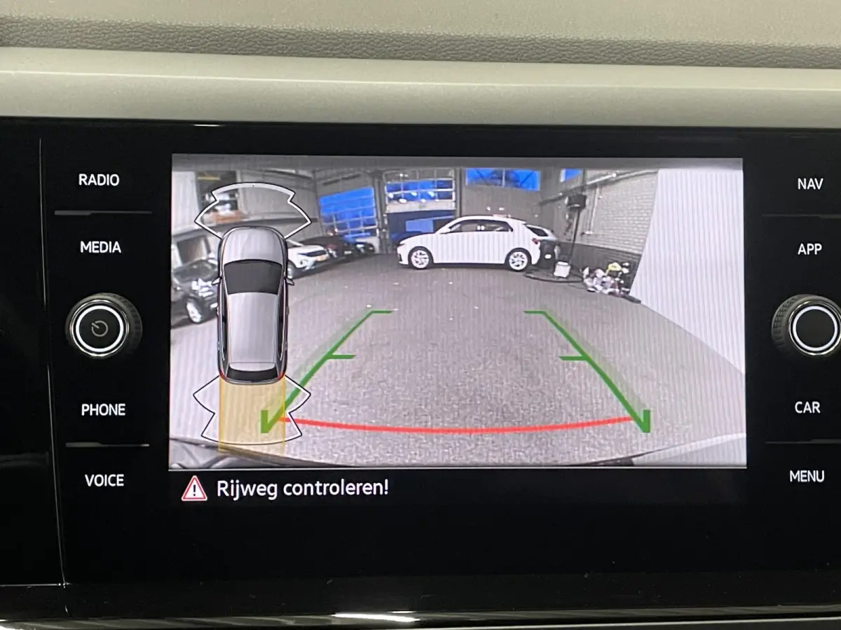1.0 TSI R-Line DSG Navigatie Apple Carplay/Android Auto Camera Parkeersensoren Adaptive Cruise Control Matrix-LED-koplamp Lichtmetalen velgen Climate Control Getinte ramen