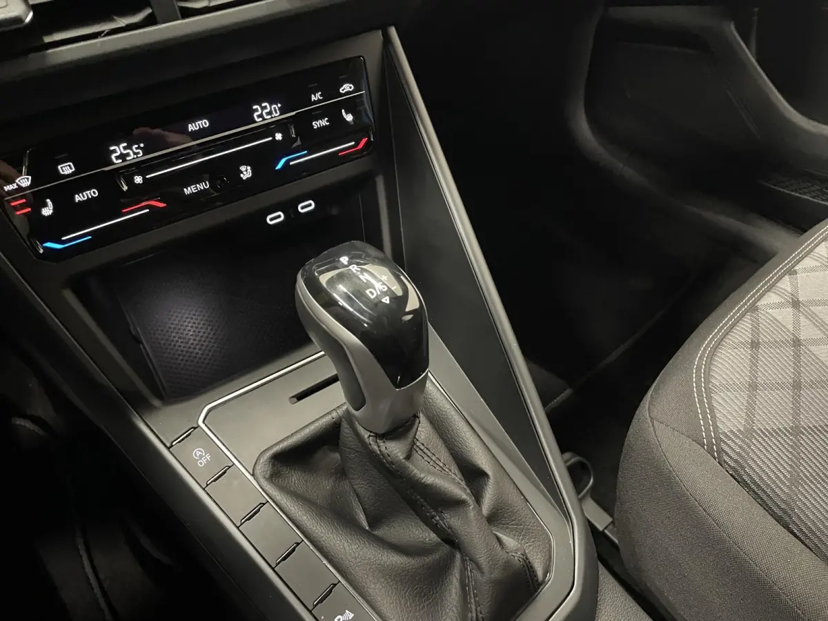 1.0 TSI R-Line DSG Navigatie Apple Carplay/Android Auto Camera Parkeersensoren Adaptive Cruise Control Matrix-LED-koplamp Lichtmetalen velgen Climate Control Getinte ramen