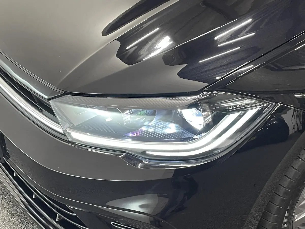 1.0 TSI R-Line DSG Navigatie Apple Carplay/Android Auto Camera Parkeersensoren Adaptive Cruise Control Matrix-LED-koplamp Lichtmetalen velgen Climate Control Getinte ramen