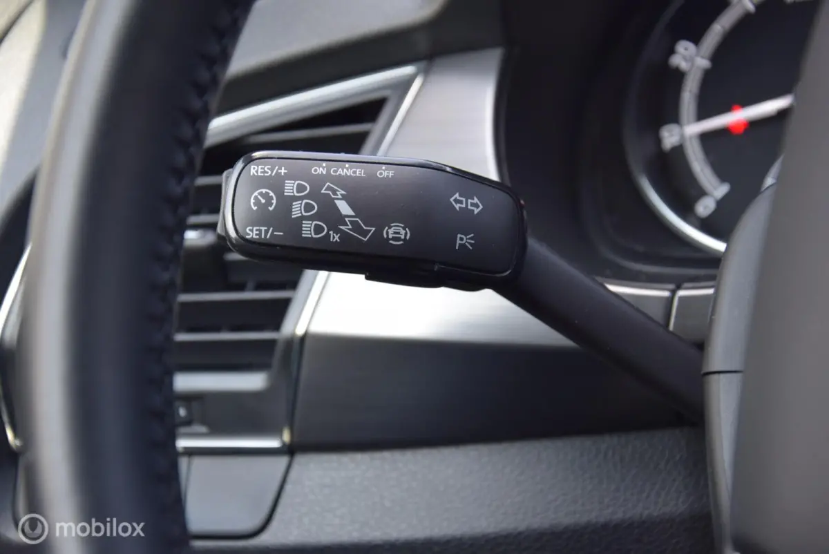 1.0 TSI Sport Business 70 kw Adaptive Cruise Control Apple Carplay