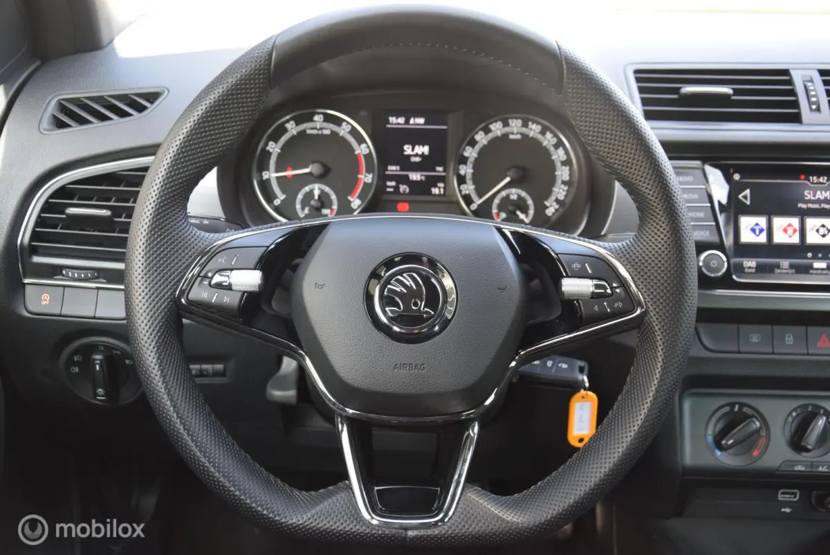 1.0 TSI Sport Business 70 kw Adaptive Cruise Control Apple Carplay