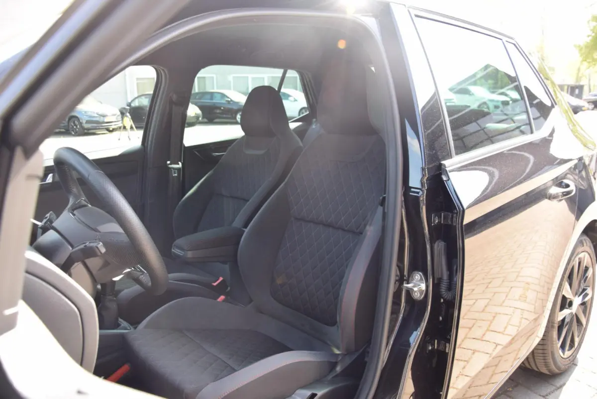 1.0 TSI Sport Business 70 kw Adaptive Cruise Control Apple Carplay