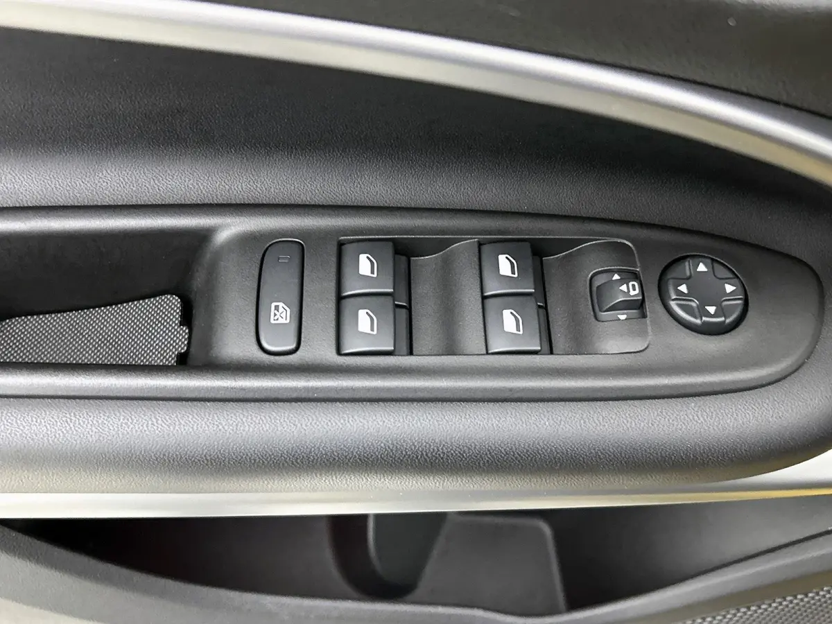 1.2 e-Hybrid 110pk Summit Automaat | Navigatie | Adaptieve Cruise Control | 18"LMV | Full-LED | Keyless Entry/Start | Dodehoekdetectie | Apple Carplay/Android Auto |
