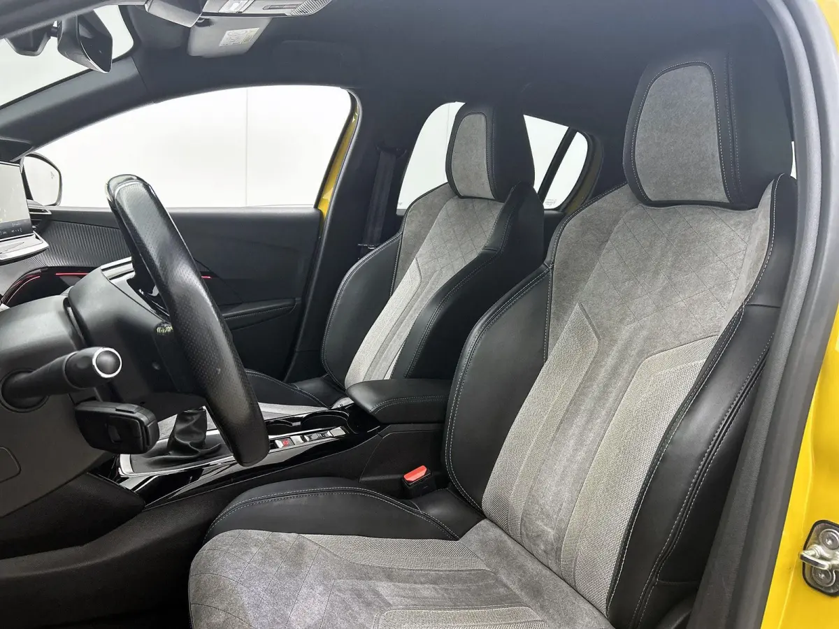 1.2 100pk GT Pack | Navigatie | Adaptieve Cruise Control | Camera | Climate Control | Dodehoekdetectie | Stoelverwarming | 17"LMV | Keyless Entry/Start |