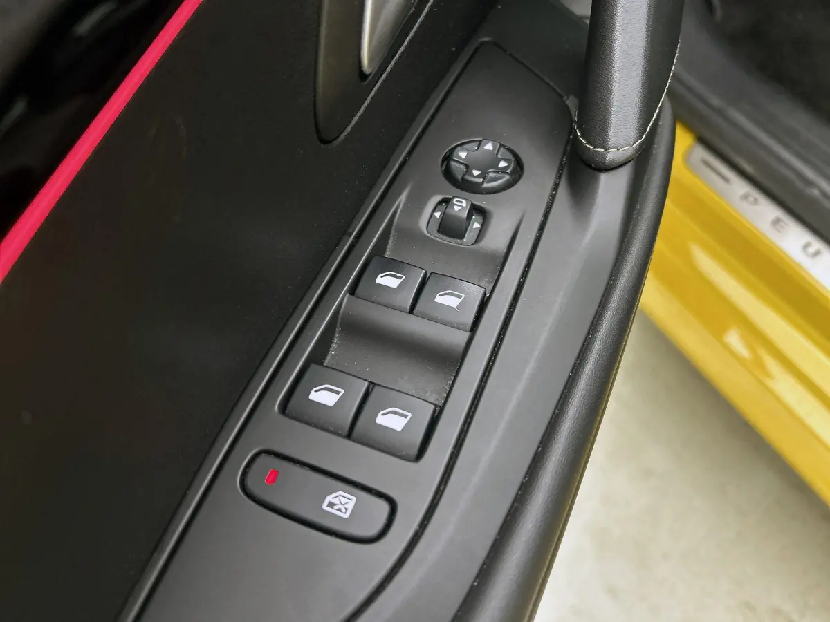 1.2 100pk GT Pack | Navigatie | Adaptieve Cruise Control | Camera | Climate Control | Dodehoekdetectie | Stoelverwarming | 17"LMV | Keyless Entry/Start |