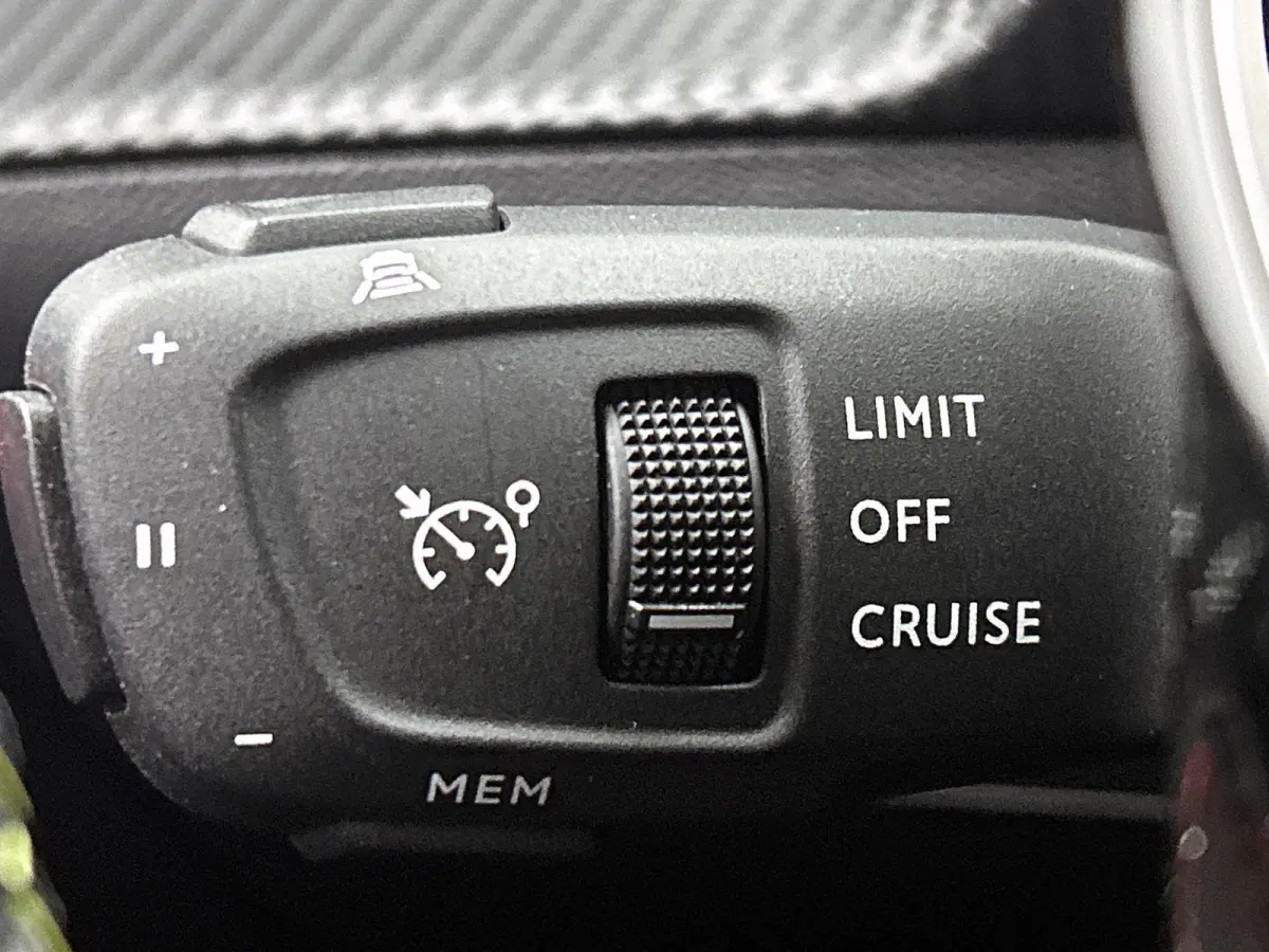 1.2 100pk GT Pack | Navigatie | Adaptieve Cruise Control | Camera | Climate Control | Dodehoekdetectie | Stoelverwarming | 17"LMV | Keyless Entry/Start |
