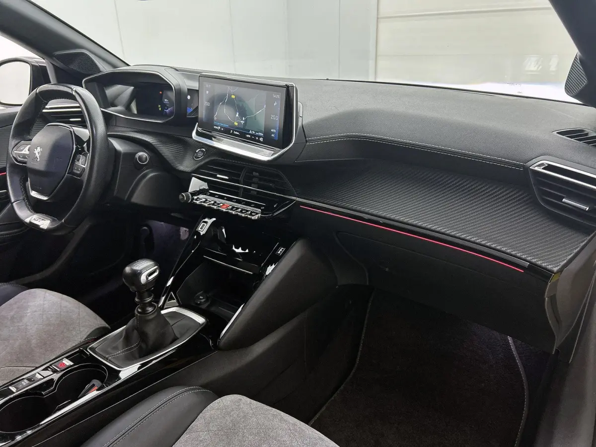 1.2 100pk GT Pack | Navigatie | Adaptieve Cruise Control | Camera | Climate Control | Dodehoekdetectie | Stoelverwarming | 17"LMV | Keyless Entry/Start |