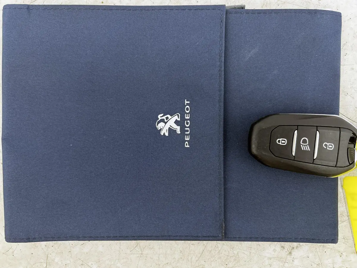 1.2 100pk GT Pack | Navigatie | Adaptieve Cruise Control | Camera | Climate Control | Dodehoekdetectie | Stoelverwarming | 17"LMV | Keyless Entry/Start |