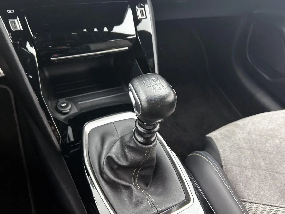 1.2 100pk GT Pack | Navigatie | Adaptieve Cruise Control | Camera | Climate Control | Dodehoekdetectie | Stoelverwarming | 17"LMV | Keyless Entry/Start |