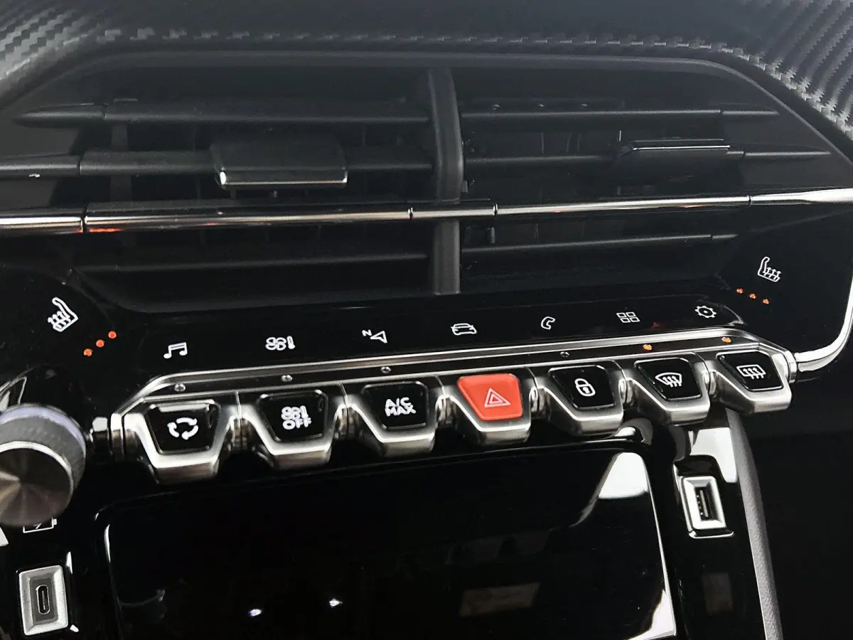 1.2 100pk GT Pack | Navigatie | Adaptieve Cruise Control | Camera | Climate Control | Dodehoekdetectie | Stoelverwarming | 17"LMV | Keyless Entry/Start |