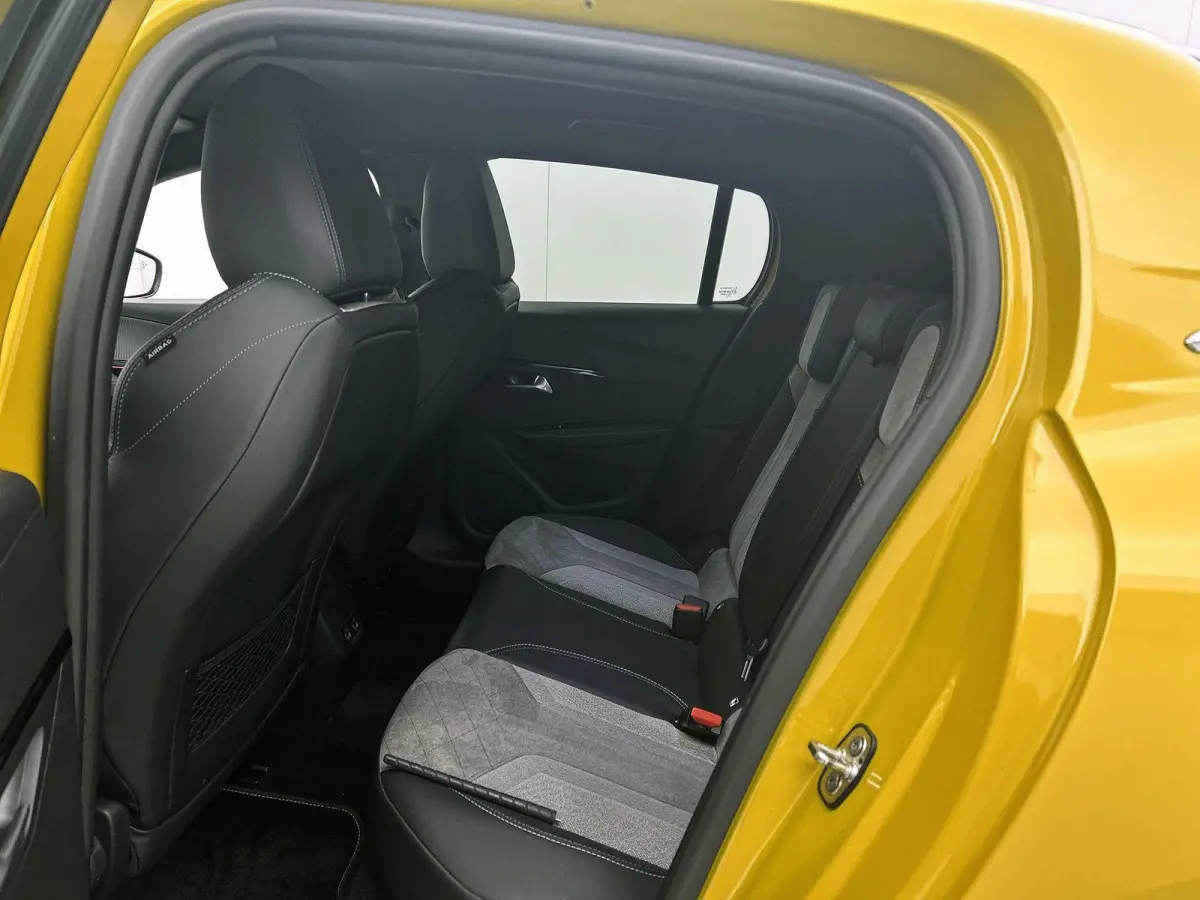 1.2 100pk GT Pack | Navigatie | Adaptieve Cruise Control | Camera | Climate Control | Dodehoekdetectie | Stoelverwarming | 17"LMV | Keyless Entry/Start |