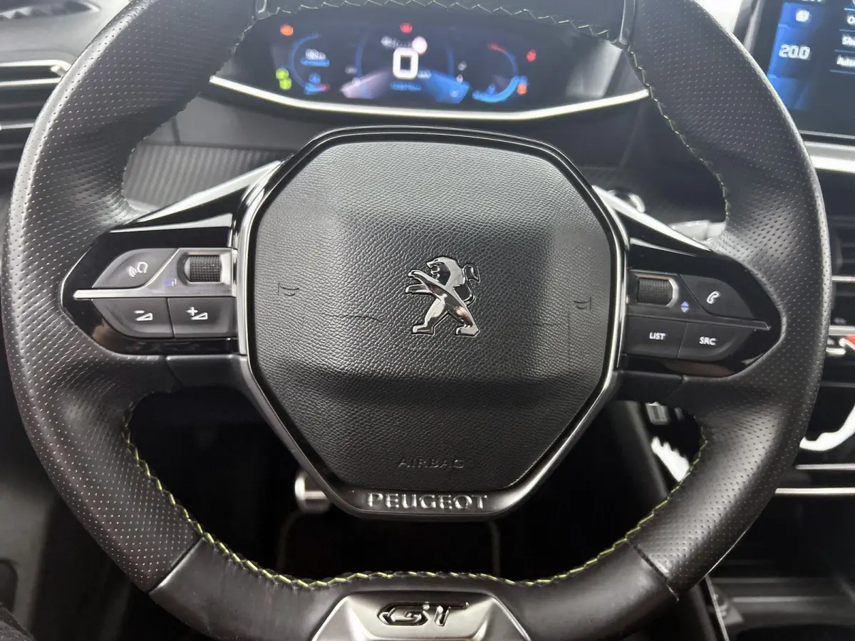 1.2 100pk GT Pack | Navigatie | Adaptieve Cruise Control | Camera | Climate Control | Dodehoekdetectie | Stoelverwarming | 17"LMV | Keyless Entry/Start |
