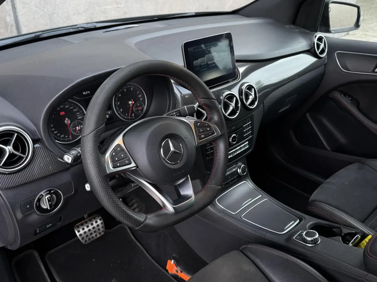 180 Business Solution AMG | Trekhaak | CarPlay | Camera | Automaat | Cruise control | Dealer onderhouden! |