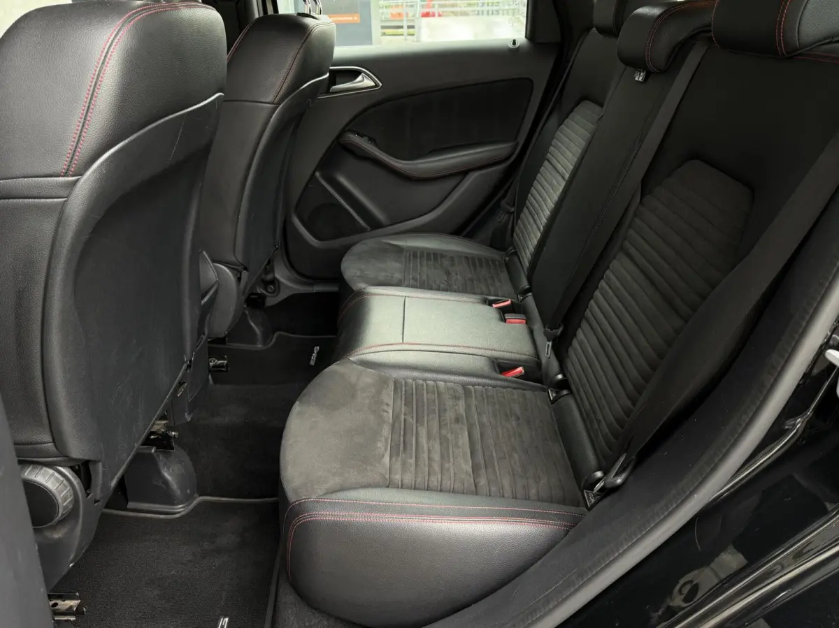 180 Business Solution AMG | Trekhaak | CarPlay | Camera | Automaat | Cruise control | Dealer onderhouden! |